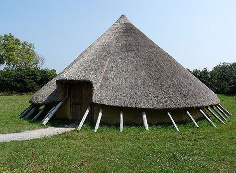 Iron Age Round House - round houses have been around throughout the ages!! Scottish House, African House, Ancient Houses, Grey Stuff, Dome Home, Unusual Homes, Survival Shelter, Cob House, Vernacular Architecture