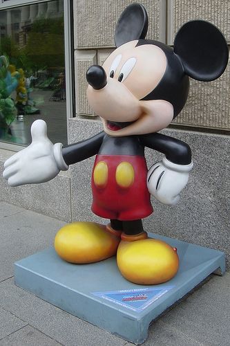 Mickey Mouse Statue, Disney Character Makeup, Mickey Mouse Crafts, Disney Cake Toppers, Anime Pregnant, Walter Elias Disney, Mickey Love, Mouse Drawing, Disney Imagineering