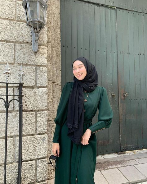 Baju Raya Emerald Green, Dark Green Hijab Outfit, Emerald Green Hijab Outfit, Emerald Green Dress Hijab, Ootd Emerald Green Hijab, Emerald Green Abaya, Green Hijab Outfit, Emerald Outfit, Emerald Green Outfit