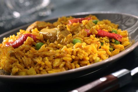 Hoy queremos compartir nuestra receta de Locrio de pollo con coco. Disfrútala siguiendo el enlace: http://www.superpola.com/#/receta/locrio-de-pollo-con-coco Dominican Food, Fried Rice, Coco, Rice, Festival, Ethnic Recipes