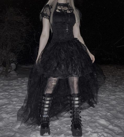 Goth Birthday Outfit, Alt Dresses, Black Overalls Outfit, Outfits Goth, Gothic Prom Dress, Emo Clothes, Pastel Goth Outfits, Prom Inspo, Big Dresses