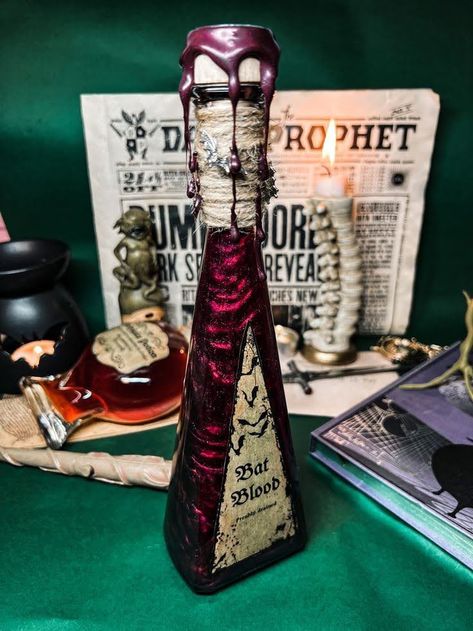 Harry Potter Bottle Art, Magic Bottles Diy, Diy Potion Bottles Liquid, Potions Aesthetic, Diy Potion Bottles, Harry Potter Potion Bottles, Liquid Luck, Hogwarts Party, Magical Potion