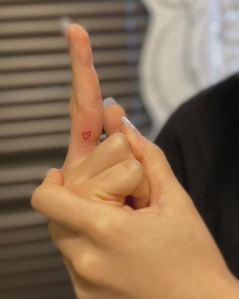 Inner Finger Heart Tattoo, Small Red Heart Tattoo On Finger, Tattoo Between Fingers, Tiny Heart Tattoo Finger, Cutesie Tattoos, Small Heart Tattoo Ideas, Finger Heart Tattoo, Outline Tattoo Ideas, Lana Tattoo