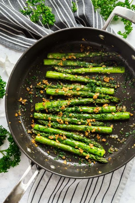 Everyone loves my Garlic Green Beans recipe so much that I just had to make a variation using asparagus! Garlic Sautéed Asparagus recipe is a quick and easy side dish that's full of fantastic flavor with minimal ingredients. Asparagus On The Stove, Sautéed Asparagus, Garlic Green Bean Recipes, Sauteed Asparagus, Recipe Asparagus, Garlic Asparagus, Asparagus Recipes Oven, Asparagus Garlic, Saute Asparagus