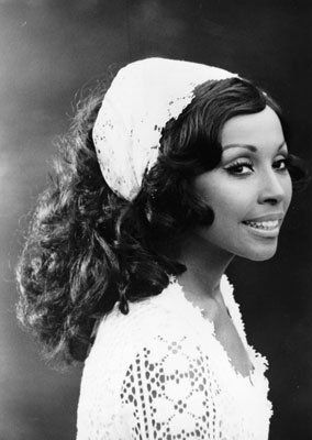 Ava DuVernay on Twitter: "Diahann Carroll walked this earth for 84 years and broke ground with every footstep. An icon. One of the all-time greats. She blazed trails through dense forests and elegantly left diamonds along the path for the rest of us to follow. Extraordinary life. Thank you, Ms. Carroll.… https://t.co/MG5nUxMHrW" Jacqueline De Ribes, Nike Trainer, Diahann Carroll, Fan Bingbing, Black Actresses, Vintage Black Glamour, Ava Gardner, Black Hollywood, Foto Vintage