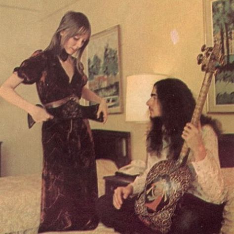 Shelley Duvall and her then husband, artist Bernard Sampson, ca. 1970's. (Photographer unknown.) #shelleyduvall #seventies Groupie Aesthetic, Shelley Duvall, 60s 70s Fashion, 70s Aesthetic, This Is Your Life, I'm With The Band, Mode Vintage, Flower Child, 70s Fashion