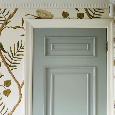 Gunter & Co Interiors on Instagram: "Doors are somewhat of a signature detail we like to obsess about - they should never be an afterthought, and you don't necessarily have to paint them white (although if it works with your overall scheme, go for it).   A few options we like to play around with. Consider painting them the same colour as your walls. This will create a more uniform look that gives the impression of a larger space.  Alternatively, you could paint doors lighter or darker than your walls, depending on the effect you wish to create. For instance, go darker than your walls to add contrast and create a cosy atmosphere.  In my own bedroom, I picked out a complementary colour from the fabulous Lewis & Wood wallpaper and used it on the door. The colour we chose is a powdery blue fro Green Internal Doors, Coloured Interior Doors, Colorful Doors Interior, Painted Doors Interior, Paint Doors Interior, Wooden Door Paint, Entryway Colors, Architrave Door, Paint Doors