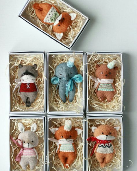 Handmade Stuffed Toys, Small Stuffed Animals, Toy Packaging, Handmade Stuffed Animals, Bendy Doll, Needle Felting Projects, Sewing Dolls, Needle Felted Animals, Sewing Toys