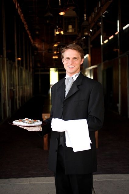 Butler Costume Mens, Butler Service Luxury, Waiter Serving Food Photography, Waiter Holding Plate, Fine Dining Waiter Uniform, Luxury Yacht Interior, Restaurant Pictures, Fancy Party, Fancy Dinner