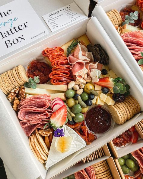 Cheese Box Ideas, Platters Grazing, Candy Charcuterie Board, Homemade Cafe, Graze Boxes, Grazing Food, Finger Food Desserts, Grazing Boxes, Grazing Platter