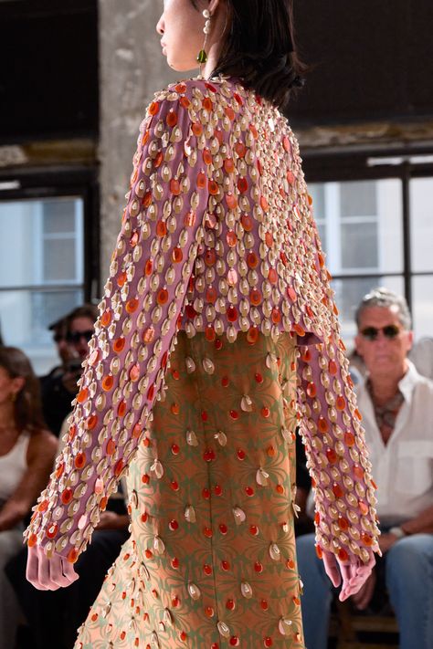 Dries Van Noten SS24 PFW Spring Fashion Chic, Fashion Show Dresses, Museum Fashion, Runway Details, Cotton Kurti Designs, Spring Summer 2024, Evening Outfits, Textiles Fashion, Fashion Gallery