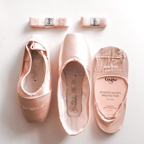 _𝓅𝑜𝒾𝓃𝓉𝑒𝓈𝒽𝑜𝑒𝓌𝑜𝓇𝓁𝒹 ♡ 𝓂𝑒𝑔𝒶𝓃 🩰 on Instagram: “[GIFTED] How cool are these ! These are the @grishko_uk pointe shoe covers to stop your shoes getting dirty from the studio floor !…” Skill To Learn, Time And Patience, Pointe Shoe, Dance Like No One Is Watching, Many Many, Pointe Shoes, The Platform, Shoe Covers, Your Shoes