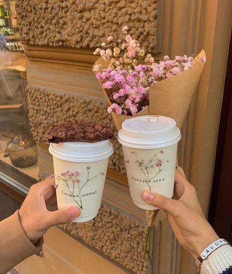 Flower Cafe, Coffee Shop Aesthetic, Spring Mood, Dunkin Donuts Coffee Cup, Spring Aesthetic, Two People, Coffee Time, Aesthetic Food, Flower Shop