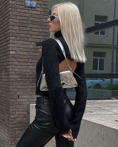 fashion silver bag black outfit trend Chrome Bag Outfit, Silver Purse Outfit, Chrome Outfits, Purse Outfit, Silver Purse, Bag Outfit, Silver Bags, Heels Outfits, Silver Chrome