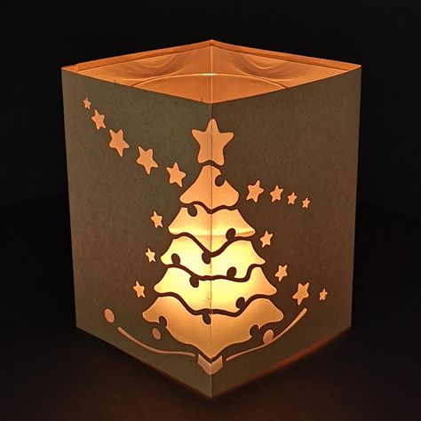 Windlicht mit Sternen & Weihnachtsbaum [Bastelvorlage & Plotterfreebie] Christmas Crafts To Sell, Lantern Christmas, Noel Christmas, Deco Table, Diy Crafts To Sell, Diy Crafts For Kids, Crafts To Sell, Paper Lamp, Christmas Trees