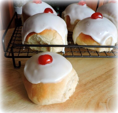 British iced buns Iced Buns Recipe Paul Hollywood, Queen Of Puddings, Iced Buns, English Dishes, British Foods, British Cooking, Mary Berry Recipe, British Desserts, The English Kitchen