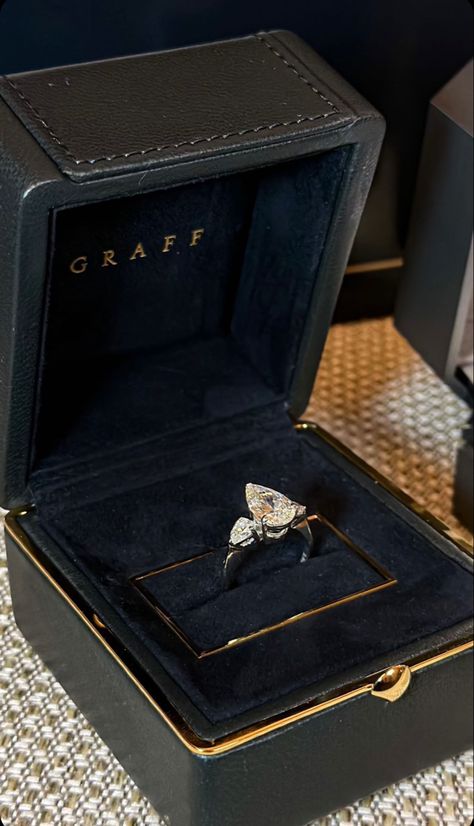 Graff Diamond Ring, Graff Diamonds, Ring Luxury, Future Engagement Rings, Luxe Jewelry, History Of Art, Diamond Jewelry Designs, Classy Jewelry, Expensive Jewelry