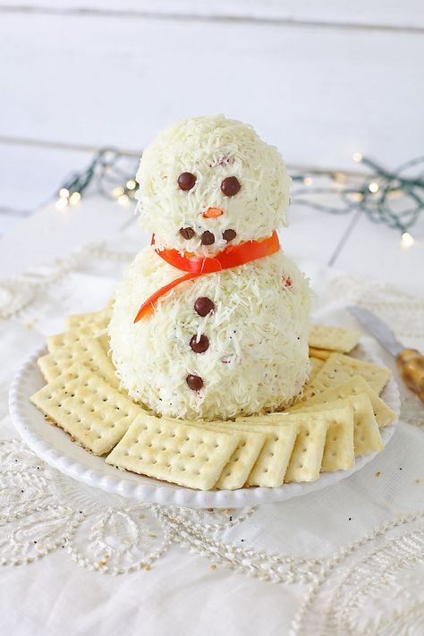 This adorable Snowman Cheese Ball is made of a everything bagel seasoned cream cheese and other cheeses. This easy Christmas appetizer has so much flavor and is always such a huge hit at Holiday gatherings. Snowman Cream Cheese Ball, Boursin Cheese Snowman, Snowman Cheeseball Recipe, Snowman Cheeseball Christmas, Snowman Cheese Ball, Snowman Cheeseball, Cream Cheese Ball, Christmas Appetizers Easy, Cheese Ball Recipe