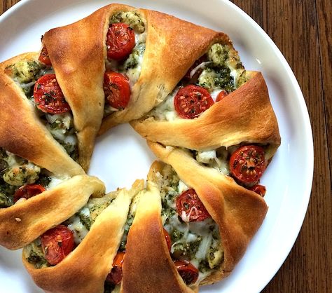 Crescent Roll Wreath, Cheesy Pesto Chicken, Roll Wreath, Chicken Crescent Rolls, Chicken Crescent, Homemade Pesto Sauce, Cherry Tomato Recipes, Chicken Roll, Red Dishes