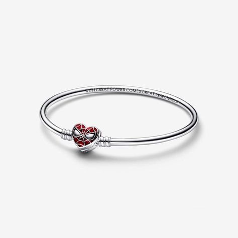 Reúne a tu mejor equipo de héroes con nuestra Pulsera rígida con Cierre Máscara Spider-Man de Marvel de Pandora Moments. Colecciona todos los charms de Spider-Man y colócalos en esta pulsera rígida de plata de ley con la máscara de Spider-Man en el centro. El cierre de corazón estilizado presenta adornos de esmalte brillante para recrear la característica máscara, mientras que la pulsera rígida está grabada con la icónica cita, With great power comes great responsiblity(Un gran poder conlleva un Pandora Spiderman Bracelet, Spider Man Bracelet, Pandora Bracelet Charms Ideas, Pandora Bracelet Charms, Presents For Men, Great Power, Fenty Beauty, Pandora Bracelet, Pandora Charms