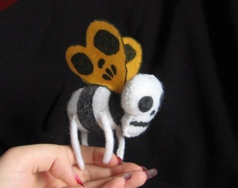 Adventure Time Skull Butterfly, Adventure Time Crafts, Bumble Bees, Adventure Time Art, Wow Art, Best Living Room, Fabric Paint, Living Room Interior Design, Room Interior Design