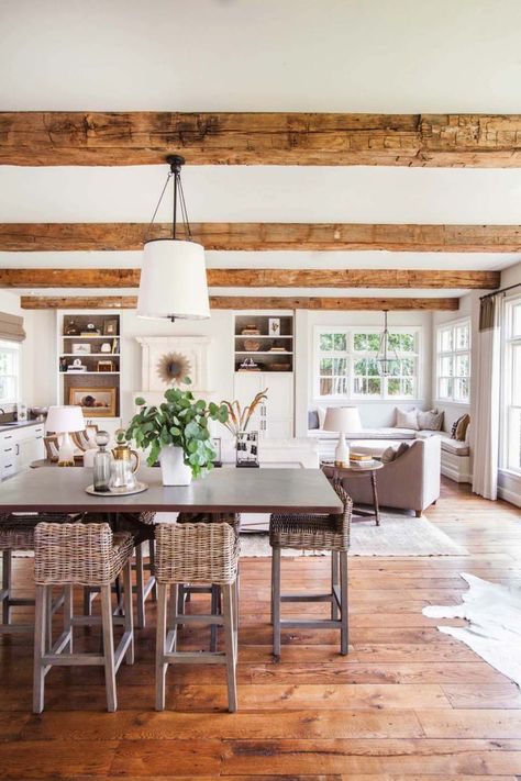 Fresh and breezy midcentury modern design in Texas Rustic Farmhouse Interior, Farmhouse Interior Design, Colonial Style Homes, Hamptons Style, Farmhouse Interior, Loft Design, Farmhouse Dining Room, Modern Farmhouse Decor, Wood Beams