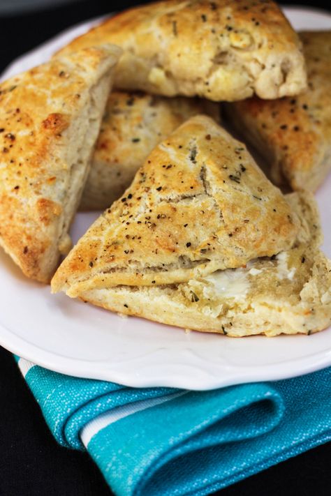 Feta & Garlic Rosemary Scones - very good! Served with a lot of appetizers. It makes a LOT and they're okay the next day, but not as great as fresh from the oven. Feta Scones, Cheddar Scones Recipe, Making Scones, Rosemary Scones, Real Food Dinner, Side Ideas, Homemade Scones, Tasty Bread Recipe, Brunch Bread