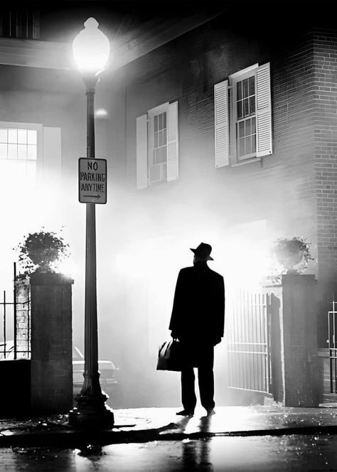 Religious Horror, The Exorcist 1973, Street At Night, The Boogeyman, Horror Icons, Classic Horror Movies, Best Horrors, The Exorcist, Shooting Photo