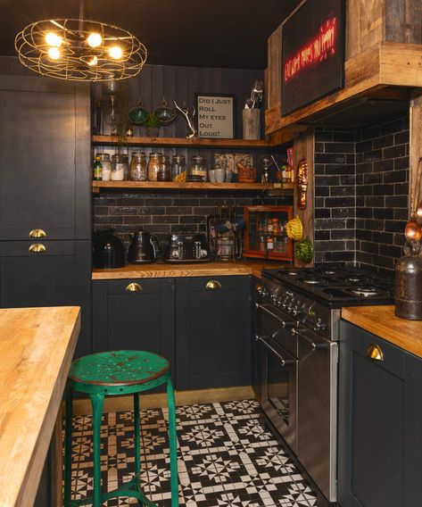 Interior Dapur, Kabinet Dapur, Black Kitchen Cabinets, Dark Kitchen, Brown Kitchens, Dark Kitchen Cabinets, Boho Kitchen, Black Kitchens, Kitchen Designs