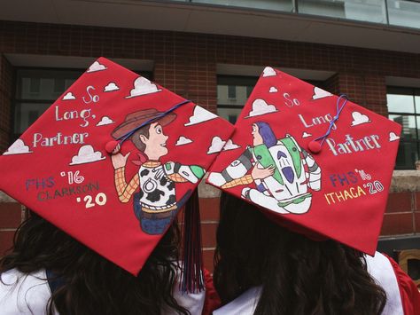 15 Graduation Cap Decorating Ideas For Every Disney Fan Disney Graduation Cap, Funny Graduation Caps, Creative Graduation Caps, Graduation Cap Ideas, Disney Graduation, College Grad Cap Ideas, Grad Cap Decorated, Graduation Cap Decoration Diy, High School Graduation Cap