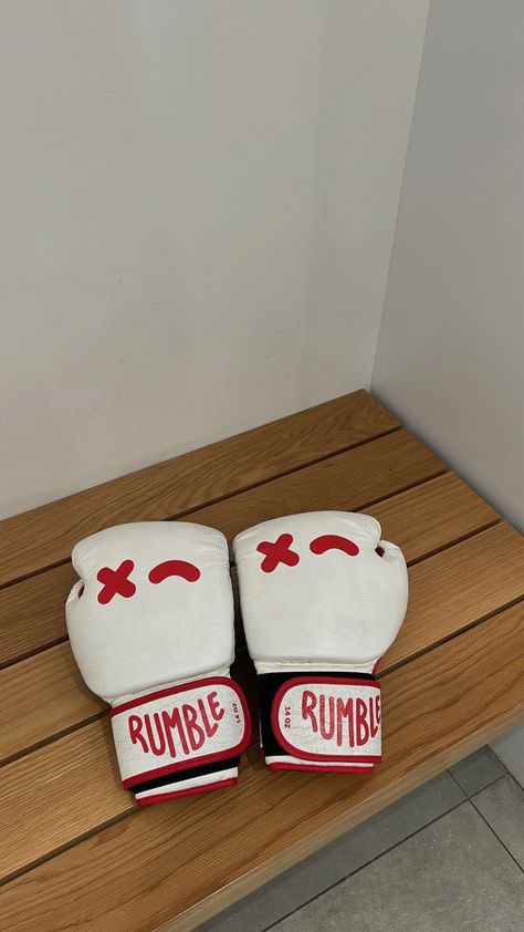 Rumble Boxing Aesthetic, Boxing Class Aesthetic, Red Gym Aesthetic, Boxe Aesthetic, Female Boxer Aesthetic, Friend Workout, Rumble Boxing, Boxer Aesthetic, Boxing Classes