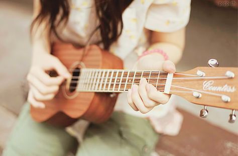 Aprender a tocar Ukelele (nem que seja uma música! rs) Ukulele Photography, Ukulele Art, Cute Asian Fashion, Dont Forget To Smile, Ukulele Chords, Ukelele, Reasons To Smile, Simple Things, Sound Of Music