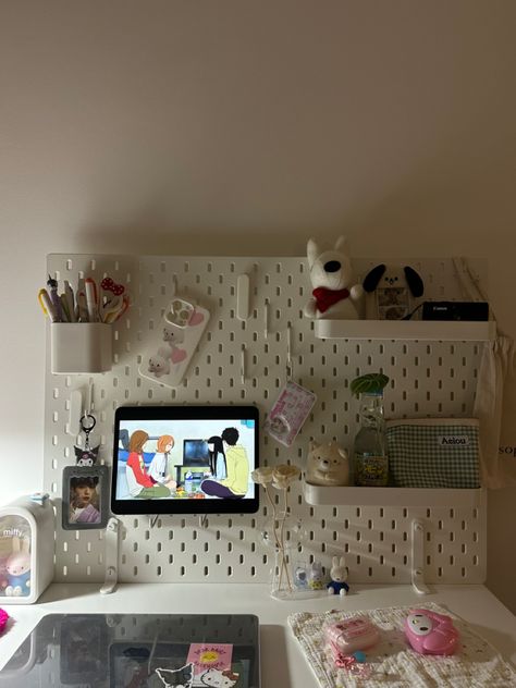 Peg Board Room Decor, Ikea Board, Organisation Motivation, Skådis Ikea, Ikea Pegboard, Japanese Apartment, Kids Study Table, Aesthetic Desk, Uni Room