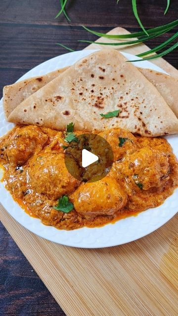 Priyanka Soni❤️ | Food blogger | Easy Recipes | Rajasthan on Instagram: "Dum Aloo recipe 😋save to try later ❤️  Ingredients:  Boiled potatoes (deep fry or airfry them)  Curd + red chilli powder + Turmeric powder + salt + Coriander powder + Garam masala + Roasted cumin powder + kasuri methi + ginger garlic green chilli paste  Dry red chilli + Cashew + green chilli + water  Oil + black pepper + cloves + onion  Fresh cream (optional)  Coriander leaves   #dumaloo #dumaloorecipe #dumalookashmiri #kashmiridumaloo #Aloo #potatorecipes #snackonsnacks #bhilwara #udaipur #explorefood #dumaloorecipes #aloosabzi" Quick Veg Dinner Recipes Indian, Indian Veg Dinner Ideas, Chilli Potato Recipes, Boiled Potato Recipes, Aaloo Recipe, Masala Aloo Recipe, Dum Aloo Recipe, Aloo Dum, Veg Dinner Recipes