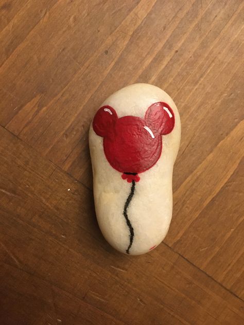 Mickey Mouse Painted Rocks, Disney Painted Rocks Easy, Cute Rock Painting Ideas Easy Disney, Rock Painting Disney, Disney Painted Rocks, Disney Rock Painting Ideas, Disney Rock Painting, Mickey Mouse Balloon, Mickey Mouse Balloons