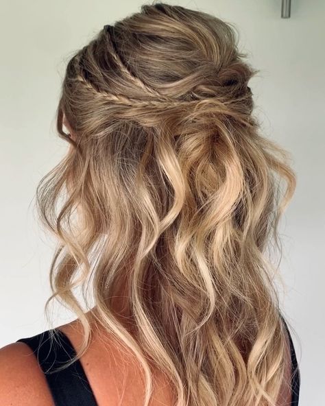 Med Length Bridesmaid Hair, Bridesmaid Thick Hair, Messy Bridesmaid Hair Half Up, Half Up Plait Hairstyles, Bridal Party Hairstyles Bridesmaid Medium Length, Medium Hair Styles Half Up Half Down, Wedding Guest Hairstyles Long Curls, Medium Length Bridesmaid Hairstyles Half Up, Beach Bridesmaid Hair Half Up