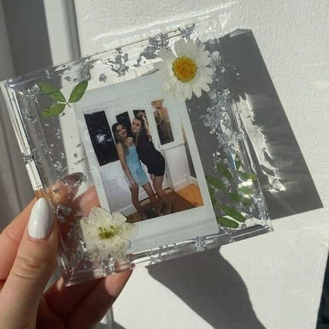 Photo Resin Art, Resin Art Photo Frame, Square Polaroid, Resin Aesthetic, Polaroid Image, Polaroid Photo Frame, Flower Photo Frame, Diy Resin Gifts, Resin Photo Frame