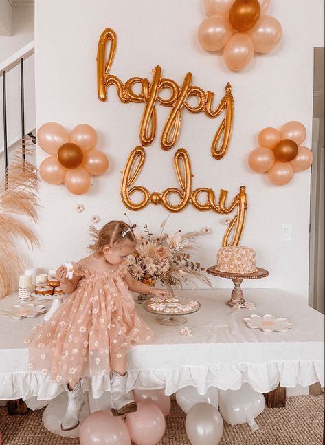 Vintage Birthday Party Aesthetic, Yellow Themed Birthday Party, Daisy Birthday Party Ideas, Daisy Party Decorations, Girl Birthday Party Ideas, 2nd Birthday Party For Girl, 1st Birthday Girl Decorations, Boho Birthday Party, Groovy Birthday