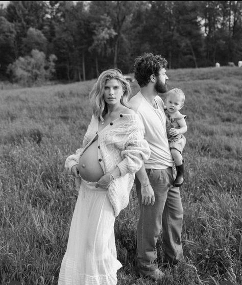 Winter Maternity Pictures, Fall Maternity Photos, Mother Baby Photography, Pregnancy Belly Photos, Outdoor Maternity Photos, Couple Pregnancy Photoshoot, Maternity Photoshoot Outfits, Family Maternity Photos, Fall Family Photo Outfits