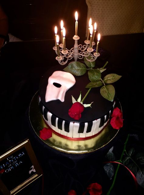 Phantom Of The Opera on Cake Central Phantom Of The Opera Cake Ideas, Phantom Of The Opera Centerpieces, Phantom Of The Opera Cake, Phantom Of The Opera Party, Phantom Musical, Masquerade Centerpieces, Spring Garland, Opera Cake, Cake Central