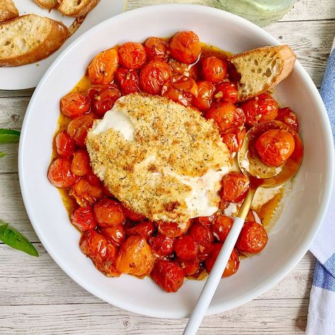 Today, we're making Air Fried Burrata with Jammy Tomatoes! Consider today's recipe the grown up version of mozzarella sticks with marinara sauce. We're taking a gooey ball of creamy burrata cheese, lightly coating it in a crunchy breading, air frying it until it's perfectly crisp and oozy, then serving it over oven roasted jammy tomatoes.I KNOW!First up, let's talk tomatoes. We're going to get the tomatoes going first, because they'll spend a good half hour in the oven getting nice a… Burrata Stuffed Tomato, Jammy Tomatoes, Fried Burrata, Burrata Recipe, Marinara Recipe, Oven Roasted Tomatoes, Butternut Squash Salad, Burrata Cheese, Squash Salad