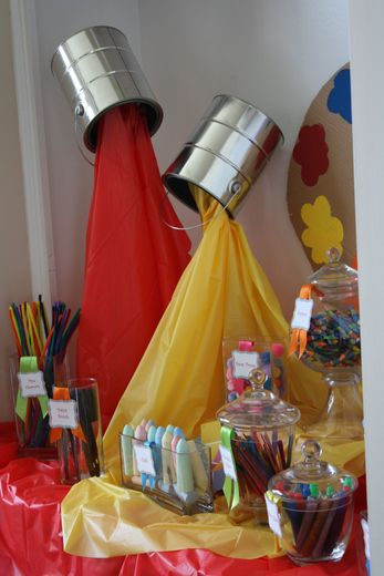 Cool decoration for an art party! - Paintcans and cheap plastic tablecloths, on a stand! LOVE it! - Just click for more ideas!! Back To School Party, Art Birthday Party, Festa Party, Art Theme, Art Birthday, Reggio Emilia, School Parties, Art Party, Paint Party