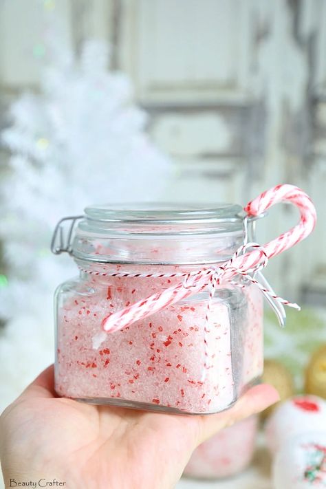 Bath Salts Diy Recipes, Peppermint Bath Salts, Peppermint Scrub, Salt Gifts, Easy Homemade Christmas Gifts, Bath Salts Recipe, Bath Salts Diy, Sugar Scrub Homemade, Peppermint Christmas