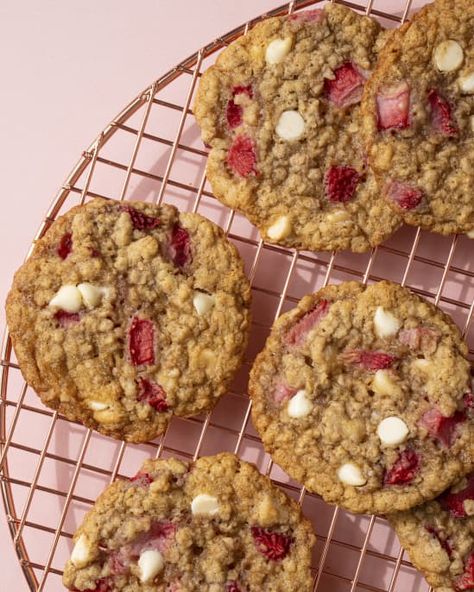 Strawberry cookies with white chocolate chips on a round, wire cooling rack Strawberry Oatmeal Cookies, Strawberry Cookies Recipe, Fresh Strawberry Recipes, Strawberry Oatmeal, Spring Treats, Waffle Cookies, Tasty Snacks, Strawberry Cookies, Cooling Rack