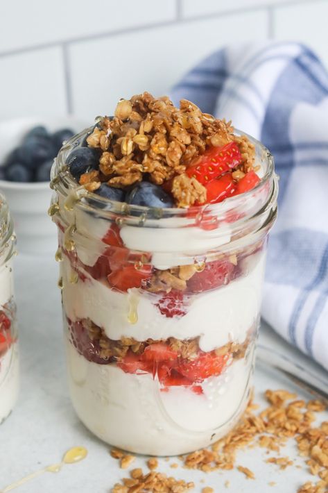 Greek Yogurt Parfait - Seasoned to Taste Zucchini Garlic Bites, Whipped Greek Yogurt, Garlic Bites, Healthy Yogurt Parfait, Healthy Eating Games, Déjeuner Healthy, Healthy Parfait, Yogurt Parfait Recipe, Whipped Yogurt