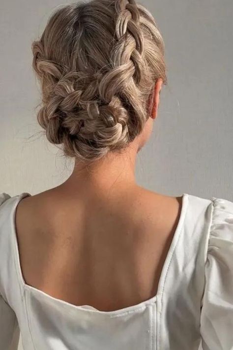 Dutch Braided Bun Easy Updos For Medium Hair, Two Buns, Beautiful Bridal Hair, Peinados Recogidos, Up Dos For Medium Hair, Easy Updos, Bridal Updo, Braided Bun, Elegant Updo