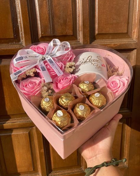 Flower And Gift Boxes, Mom Gifts Ideas Diy, Box With Flowers And Chocolate, Flowers And Chocolate Gift, Mother Days Gift Ideas, Mothers Day Bouquet Ideas, Mother’s Day Decoration Ideas, Diy Gift Ideas For Mom, Diy Mother's Day Gift Basket