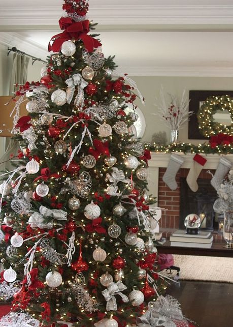 Decorate Your Christmas Tree Like a Pro With These 7 Tips | Balsam Hill Best Christmas Tree Decorations, Decorate A Christmas Tree, Wallpaper Natal, Flocked Christmas Trees Decorated, Pretty Christmas Trees, Red Christmas Decor, Christmas Tree Decorating Themes, Silver Christmas Decorations, White Christmas Trees