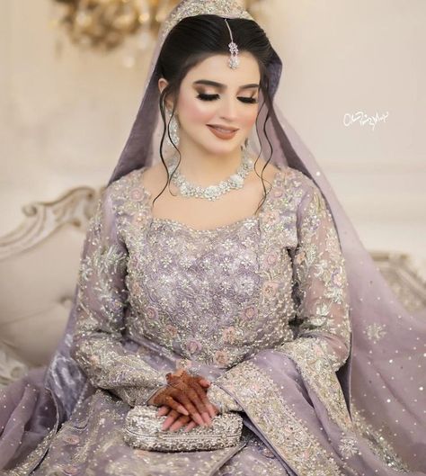 Walima Bridal Hairstyle, Walima Hairstyles, Nikkah Inspiration, Valima Dress, Walima Dresses Pakistani, Pakistani Makeup Looks, Nikkah Brides, Walima Bride, Pakistani Makeup