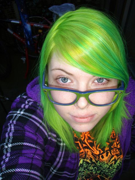 Nickelodeon colors. Slime green hair. =D Neon Green Hair, Nickelodeon Slime, Queer Punk, Skunk Hair, Smiling Eyes, Rainbow Hair Color, Bright Hair Colors, Hair Things, Boho Hair